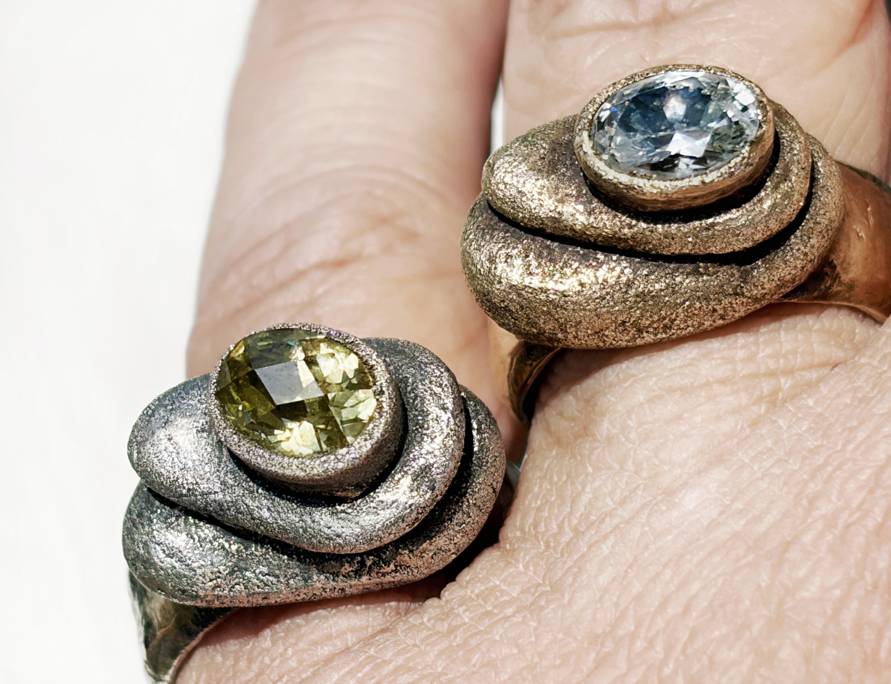 White and yellow bronze "cairn" rings with gems